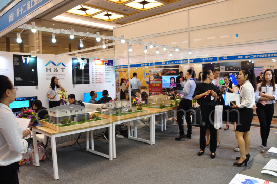 Are Immigration Service Agencies Reliable? Insights from the Expo Floor